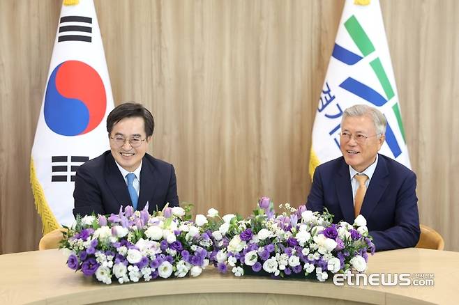 문재인 전 대통령(오른쪽)이 4일 오후 경기도청을 방문해 김동연 경기도지사와 대회를 나누고 있다.