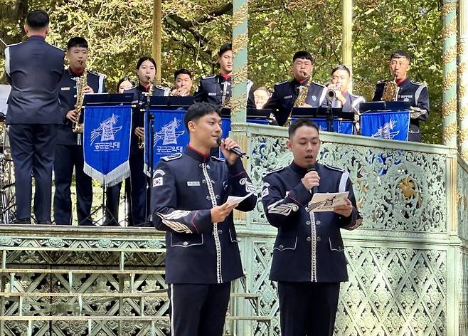 공군 군악대에서 복무 중인 배우 이도현(임동현 상병)이 3일(현지시간) 벨기에 브뤼셀 공원에서 열린 군악대 공연에서 사회를 보고 있다. 사진=연합뉴스