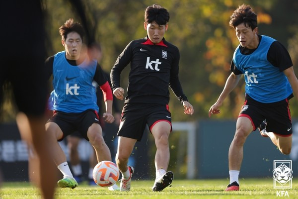 홍현석(가운데), 이재성(이상 대한민국 남자 축구대표팀). 대한축구협회 제공