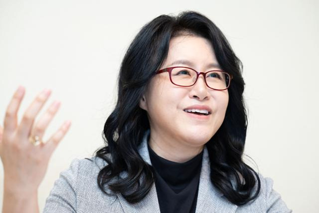 이혜정 교육과혁신연구소장이 1일 서울 서초구의 한 카페에서 IB교육에 대해 설명하고 있다. 이한호 기자