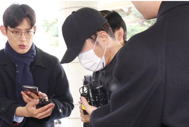 서울 은평구 한 오피스텔에서 20대 여성을 살인한 남성이 3월 18일 오전 마포구 서울서부지법에서 열린 영장실질심사에 출석하고 있다. 뉴스1