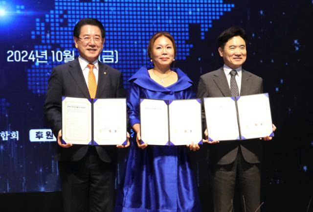 4일 오후 신안 라마다 호텔에서 개최된 “2024 세계 호남인의 날 기념대회”에서 김영록(왼쪽부터) 전남지사와 이기자 세계호남향우회총연합회장, 김대중 전남교육감(전남미래교육재단 이사장)이 호남 미래인재 육성을 위한 업무협약을 체결했다. 전남도 제공