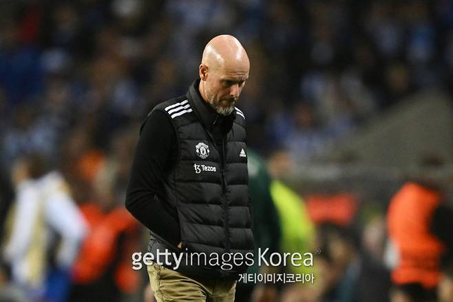 에릭 텐 하흐 맨유 감독이 4일 열린 포르투와의 2024~25 UEL 리그 페이즈 2차전 중 아쉬움을 드러내고 있다. 맨유는 이날 3-3으로 비기며 대회 2경기 연속 무승부를 거뒀다. 동시에 맨유는 공식전 4경기(3무 1패) 무승에 빠졌다. 사진=게티이미지