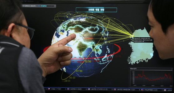 한국인터넷진흥원 인터넷침해대응센터 종합상황실에서 직원들이 '사이버 위협 현황 모니터'를 주시하고 있다. 중국 대륙에서 실시간으로 국내에 유입되고 있는 디도스 및 악성코드가 모니터에 그려지고 있다. 이 시스템은 지난 2009년 7월 7~9일 북한의 디도스 공격 이후 새롭게 마련한 시스템이다. 으로 전세계에서 유입되는 디도스 공격 및 악성코드 유입현황을 실시간으로 모니터링 할 수 있다. 중앙포토