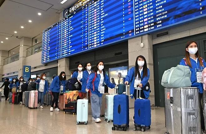 외국인 가사관리사 시범사업에 참여할 필리핀 노동자들이 지난 8월6일 인천국제공항을 통해 입국하고 있다. 서울시 제공