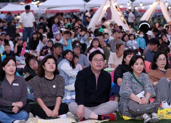 Park Il-ha, head of Dongjak District Office, center, at Noryangjin Soccer Field with residents on Sept. 21. [DONGJAK DISTRICT]