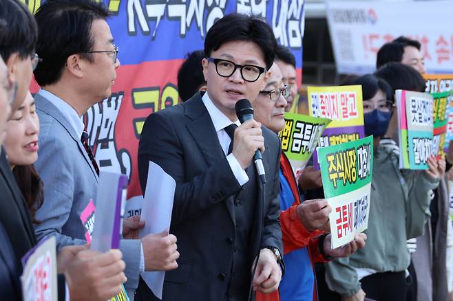 한동훈 국민의힘 대표가 4일 국회 정문 앞에서 한국주식투자자연합회의 금융투자소득세 폐지 집회에 참석해 발언하고 있다. 연합뉴스