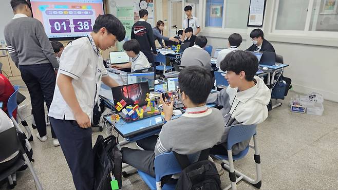 OTT채널 AI영상 만들기 프로그램에 참여한 학생들의 모습. 대구한의대 제공