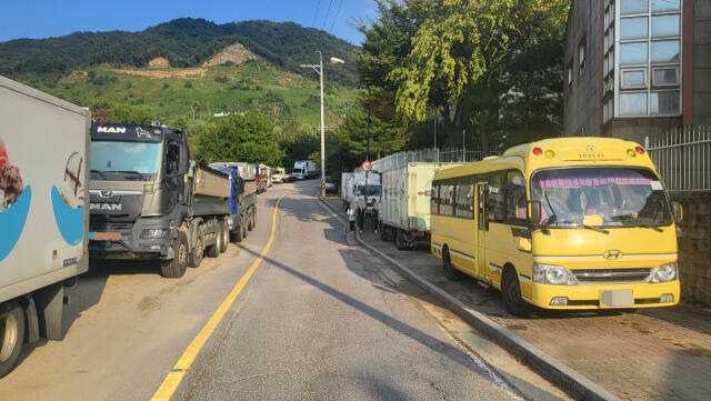 오남리 인근 어린이집, 초·중학교와 인접한 도로 및 인도에 차량들이 주차돼 있다. 김태우기자