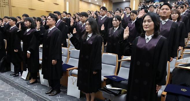 새로 임명된 판사들이 4일 서울 서초구 대법원에서 열린 신임 법관 임명식에서 선서를 하고 있다.  뉴스1