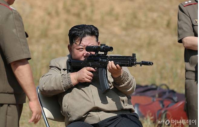 국방부가 국군의날 기념식과 시가행진을 비난한 북한 김정은·김여정 남매에게 "우리 군의 강력한 능력과 확고한 태세로 인한 초조함과 불안감을 드러낸 것"이라고 4일 밝혔다. 사진은 북한 노동당 기관지 노동신문이 지난달 13일 김정은 노동당 총비서가 북한 특수작전무력훈련기지를 현지 시찰하고 전투원들의 훈련을 지도했다고 보도한 모습. / 사진=뉴스1