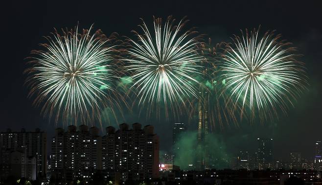 서울 세계 불꽃축제 유료 좌석 표를 거래하는 암표상들이 기승을 부리고 있다. 사진은 지난해 10월7일 서울 여의도 한강공원 일대에서 열린 2023 서울세계불꽃축제의 모습. /사진=뉴스1