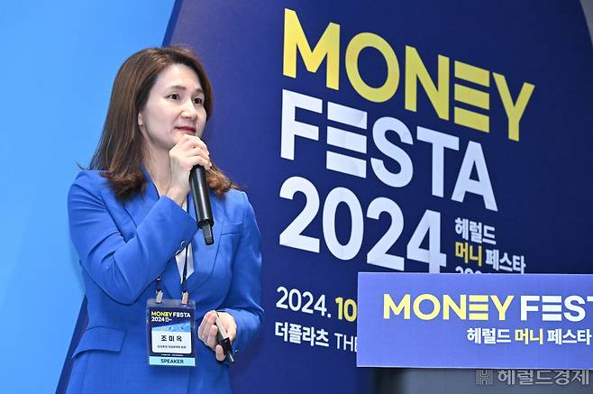 조미옥 삼성증권 연금마케팅 팀장이 2일 오후 서울 강남구 코엑스 더플라츠에서 열린 헤럴드 머니 페스타 2024에서 ‘연금계좌 절세 똑똑하게 활용하기’의 주제로 강연을 하고 있다. ‘헤럴드 머니페스타 2024’는 ‘경제적 자유’란 미래를 설계하는 데 유용한 행사로 취업 준비생부터 직장인, 자영업자는 물론, 은퇴 후 행복한 삶을 계획 중인 중년층 등 다양한 계층을 위한 주식·부동산·금융상품·절세·가상자산 등 재테크와 관련한 모든 정보가 총망라된다. 임세준 기자