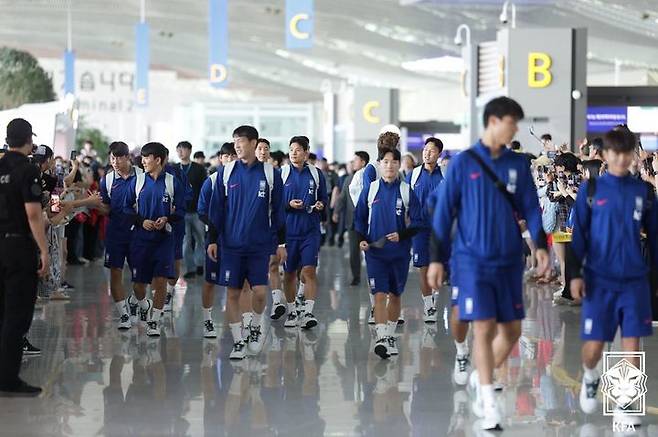 [서울=뉴시스] 홍명보 감독이 이끄는 축구대표팀의 출국길. (사진=대한축구협회 제공) *재판매 및 DB 금지