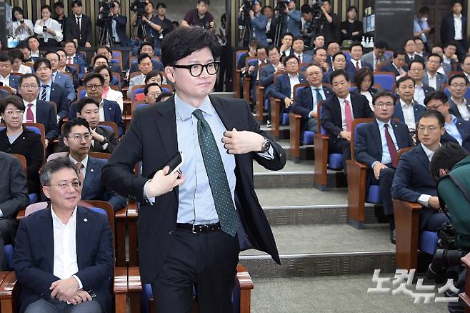 국민의힘 한동훈 대표가 26일 서울 여의도 국회에서 열린 의원총회에서 발언대로 향하고 있다. 윤창원 기자