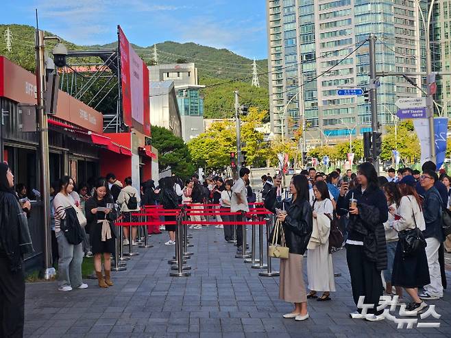 제29회 부산국제영화제가 열린 부산 해운대구 영화의전당 입구에서 관객들이 티켓 발매를 위해 줄을 서고 있다. 김혜민 기자