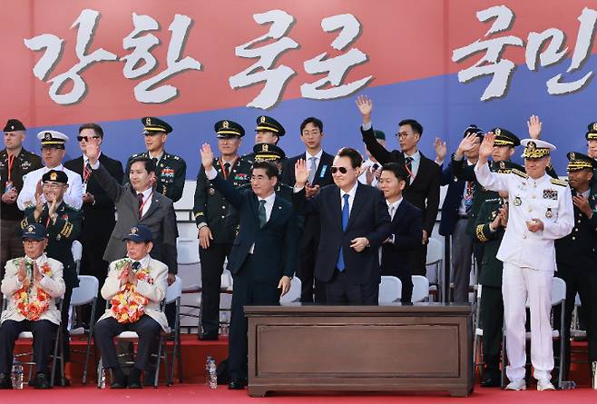 윤석열 대통령이 건군 76주년 국군의날 시가행진이 열린 1일 서울 광화문 광장 관람 무대에서 주한미군 제대 행진 시 손을 흔들며 인사하고 있다. 연합뉴스