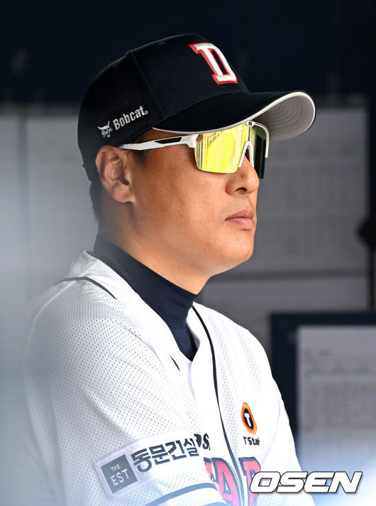 [OSEN=잠실, 이대선 기자] 3일 서울 잠실야구장에서 2024 신한 SOL뱅크 KBO 포스트시즌 와일드카드 결정 2차전 두산 베어스와 KT 위즈의 경기가 열렸다.두산은 최승용, KT는 웨스 벤자민을 선발 투수로 내세웠다.두산 이승엽 감독이 경기를 바라보고 있다. 2024.10.03 /