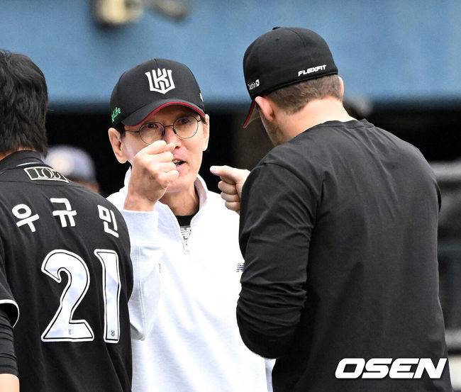 [OSEN=잠실, 이대선 기자] 프로야구&nbsp;KT 위즈의 가을 마법이 계속됐다. KT는 역대 최초로 와일드카드 결정전에서 업셋을 만들며 준플레이오프에 진출했다.KT는&nbsp;3일 서울 잠실구장에서 열린 2024 KBO리그 와일드카드 결정전 2차전에서&nbsp;두산에 1-0으로 승리했다.경기 종료 후 KT 이강철 감독이 벤자민과 승리의 기쁨을 나누고 있다. 2024.10.03 /sunday@osen.co.kr