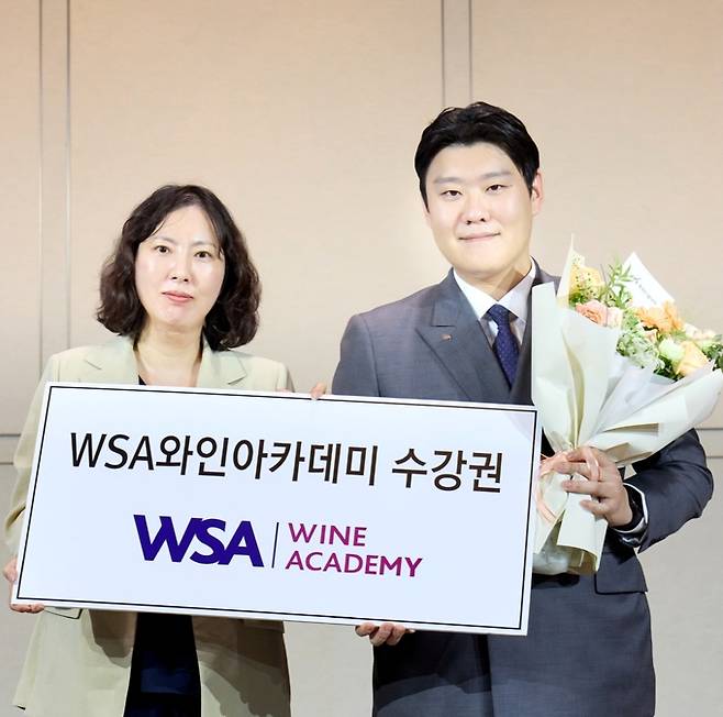 박수진 WSA와인아카데미 원장과 우승자 김민준 소믈리에. 홉스코치 시즌 제공