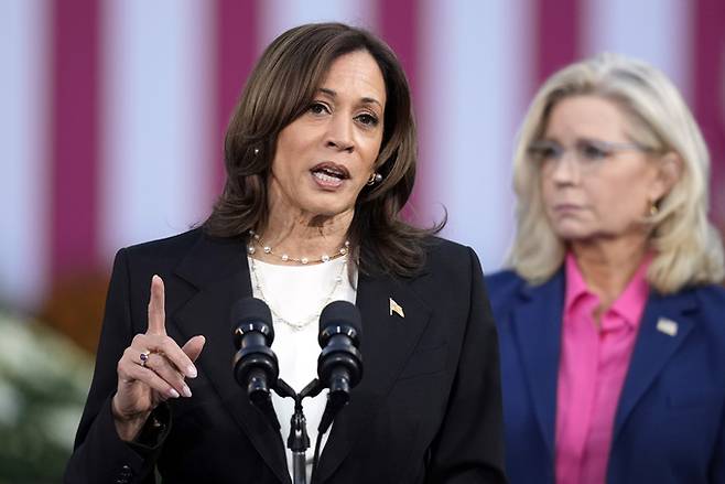 미국 민주당 대선 후보인 카멀라 해리스 부통령이 3일(현지시간) 위스콘신주 리펀 대학교에서 유세하고 있다. 위스콘신은 미국 대선 경합주로 꼽힌다. 리펀 AP=연합뉴스