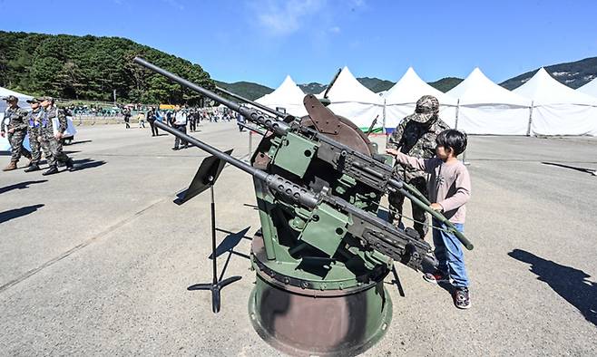 4일 퇴역식을 실시한 승전포가 지상군페스티벌 행사장에 전시되어 있다. 육군 제공