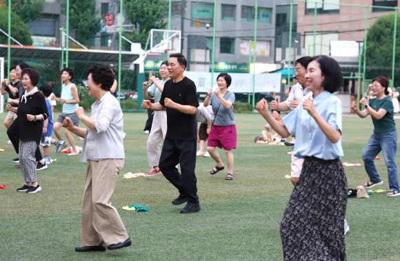 조성명(가운데) 서울 강남구청장과 주민들이 지난 7월 강남개방학교인 압구정 신구초등학교에서 함께 운동하고 있다. 강남구 제공