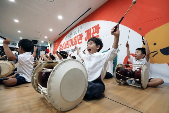 기부채납 시설에 조성한 강남어린이회관에서 지난달 12일 개관식이 진행되고 있다. 강남구 제공