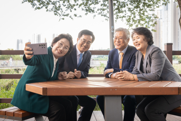 기념 셀카 - 김동연 경기지사와 정우영 여사(왼쪽), 문재인 전 대통령과 김정숙 여사가 4일 만나 ‘셀카’를 찍고 있다. 경기도 제공