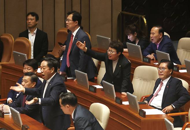 국민의힘 의원들이 9월26일 국회에서 열린 본회의에서 여당 몫의 한석훈 국가인권위원회 위원 선출안이 부결된 것에 항의하고 있다. ⓒ 연합뉴스