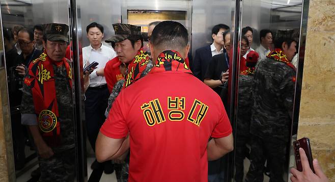 해병대 예비역&nbsp;연대&nbsp;회원들이 4일 오후 국회에서 열린 본회의에서 '채상병 특검법'이 세 번째 재표결에서 부결된 사실을 확인한 후 회의장을 나서고 있다. ⓒ연합뉴스