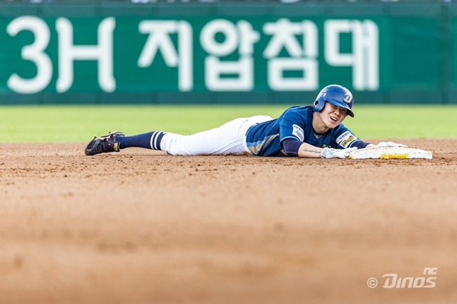 박민우가 2루 베이스에 슬라이딩으로 들어갔다. /사진=NC 다이노스 제공