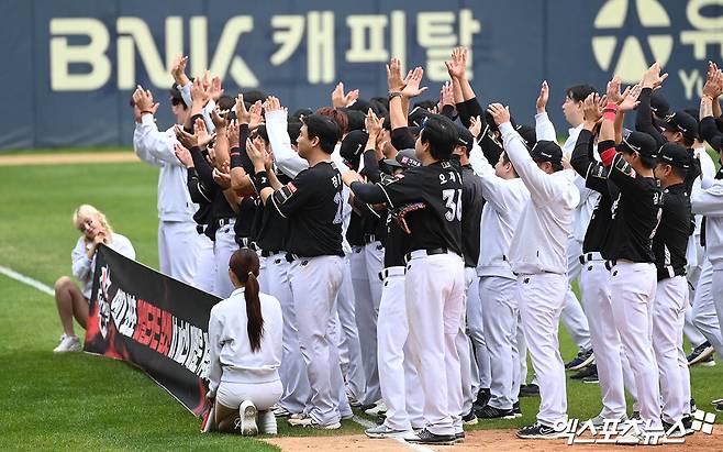 KT 위즈 선수단이 3일 서울 잠실야구장에서 열린 두산 베어스와의 와일드카드 2차전에서 승리한 뒤 준플레이오프 진출을 확정 짓고 팬들에게 인사하고 있다. 잠실, 박지영 기자