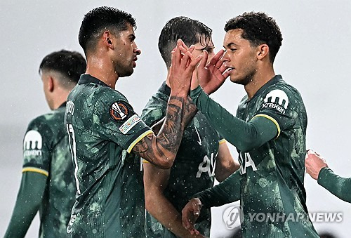 손흥민이 부상 결장한 가운데 그의 소속팀인 토트넘은 유럽축구연맹 유로파리그 2연승을 달렸다. 토트넘은 4일 헝가리 부다페스트의 그루파마 아레나에서 열린 2024-2025 유로파리그 '리그 페이즈' 2차전 원정 경기에서 헝가리 명문 페렌츠바로시를 2-1로 꺾었다. 토트넘은 유로파리그 2연승을 달리며 강력한 우승후보임을 입증했다. 연합뉴스