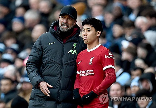 영국 매체 풋볼 인사이더에 따르면 리버풀은 1월 겨울 이적시장 때 영입을 위해 엔도 와타루를 현금화할 계획을 세우고 있다. 일본 국가대표 미드필더 엔도는 올시즌 아르네 슬롯 감독 플랜에서 제외돼 출전 시간이 크게 줄면서 겨울 이적시장 때 방출 가능성이 높은 리버풀 선수로 급부상했다. 연합뉴스