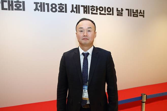 '2024 세계한인회장대회' 참석차 방한한 정훈 쿠바한인회 준비위원장 (서울=연합뉴스) 성도현 기자 = 재외동포청이 주최한 '2024 세계한인회장대회' 참석차 최근 방한한 정훈 쿠바한인회 준비위원장이 지난 3일 행사장인 서울 송파구 롯데호텔월드에서 연합뉴스와 인터뷰를 한 뒤 포즈를 취하고 있다. 2024.10.4 raphael@yna.co.kr