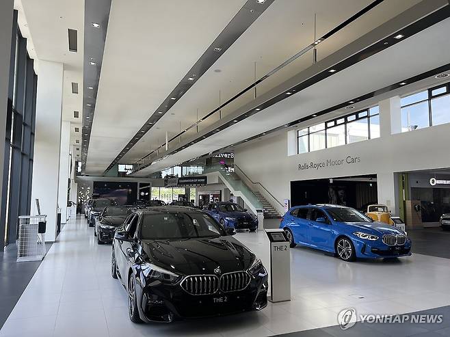 올해 개장 10주년 맞은 BMW 드라이빙 센터 (서울=연합뉴스) 프리미엄 완성차 브랜드 BMW가 인천 중구 영종도에서 운영하는 'BMW 드라이빙센터'가 개장 10주년을 맞았다고 BMW코리아가 4일 밝혔다. 사진은 BMW 드라이빙 센터 전시 공간 전경. 2024.10.4 [BMW그룹 코리아 제공. 재판매 및 DB 금지] photo@yna.co.kr