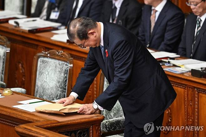 고개 숙여 인사하는 이시바 일본 총리 (도쿄 AFP=연합뉴스) 이시바 시게루 신임 일본 총리가 4일 도쿄 중의원에서 취임 연설을 하기에 앞서 고개 숙여 인사하고 있다. 2024.10.04 passion@yna.co.kr