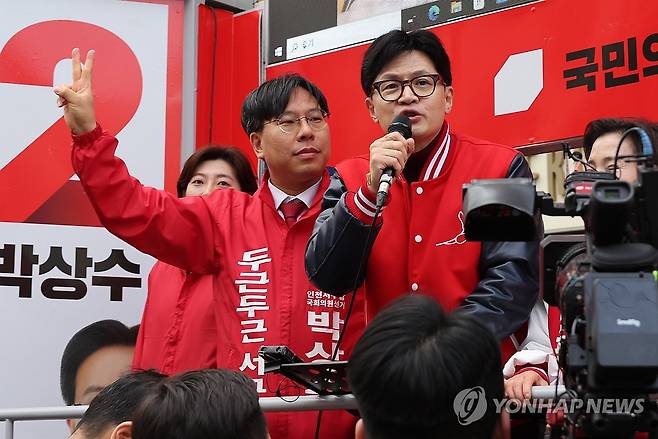 국민의힘 박상수 대변인, 한동훈 대표 (인천=연합뉴스) 한상균 기자 = 2024년 3월 당시 국민의힘 한동훈 비상대책위원장이 인천 서구에서 박상수 후보 지원 유세를 하고 있다. 2024.3.30 xyz@yna.co.kr