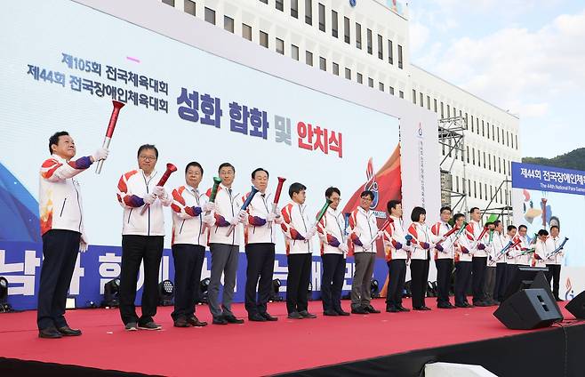 성화 봉송에 참여한 경남지역 단체장들 [경남도 제공. 재판매 및 DB 금지]