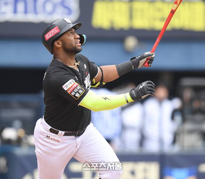 KT 로하스가 3일 잠실야구장에서 열린 2024 KBO 포스트시즌 와일드카드 결정 2차전 두산과 경기 4회초 타구를 바라보고 있다. 우익수 플라이 아웃.  2024. 10. 3. 잠실 | 최승섭기자 thunder@sportsseoul.com