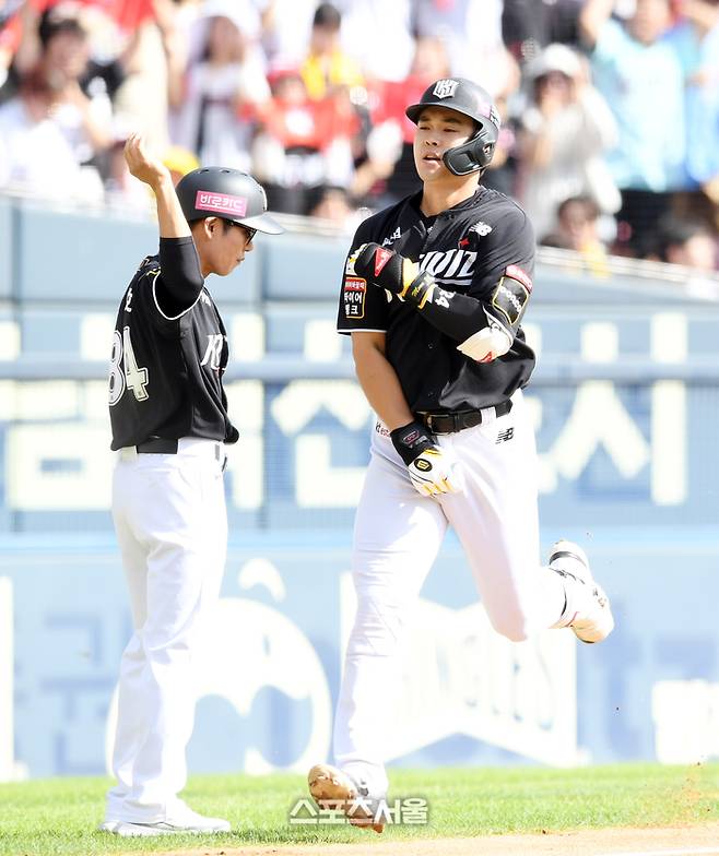 KT 문상철이 5일 잠실구장에서 열린 2024 KBO 준플레이오프 1차전 LG전에서 2회초 선제 투런포를 때린 후 베이스를 돌고 있다. 잠실 | 박진업 기자 upandup@sportsseoul.com