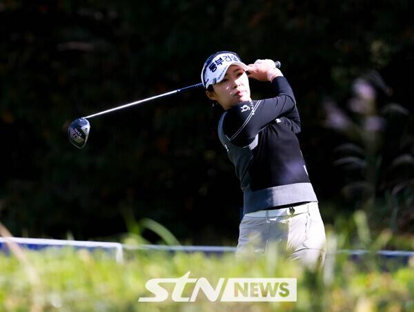 김수지(28·동부건설)가&nbsp; 5일 경기 여주시 블루헤런 골프클럽(파72·6763야드)에서 열린&nbsp;KLPGA 투어 '하이트진로 챔피언십(총상금 15억 원)' 3라운드 10번 홀 티샷 장면. 이날 김수지는 보기 없이 버디만 8개를 기록,&nbsp; 3타 차 단독 선두에 올랐다.&nbsp; 사진┃STNNEWS 손진현 기자