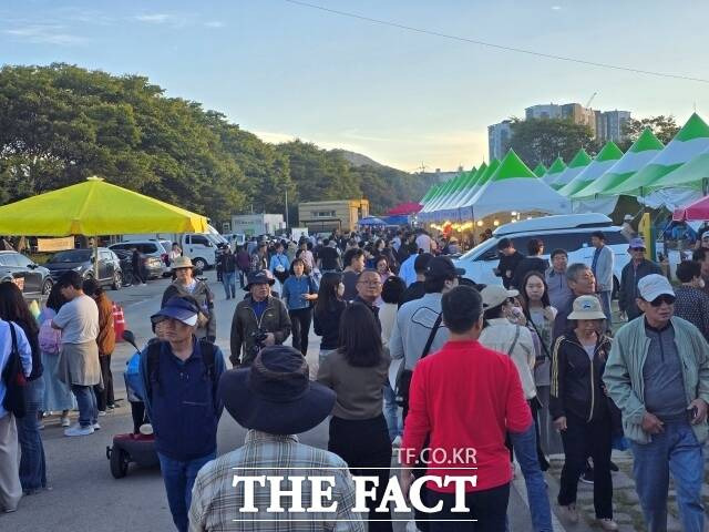 장성군은 올해도 축제장 먹거리 장터에서 일회용기 대신 다회용기를 사용하고 부스별 키오스크를 운영하고 있다./장성=오중일 기자