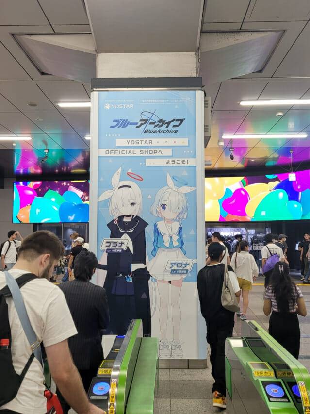 아키하바라역에서 이용자들을 맞이하는 아로나와 프라나