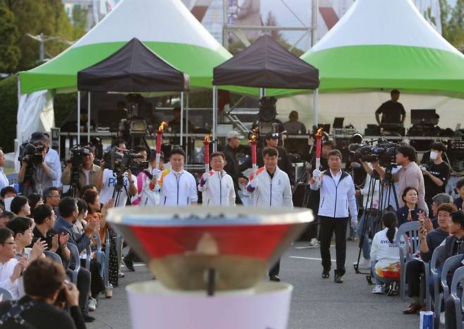 통영 한산도 제승당의 호국의 불, 합천 초계대공원의 우주의 불, 강화도 마니산의 화합의 불, 김해 구지봉의 가야문화의 불 등 4개의 불꽃을 든 주자들이 도청 광장에 마련된 성화대로 향하고 있다. [사진=이세령 기자]