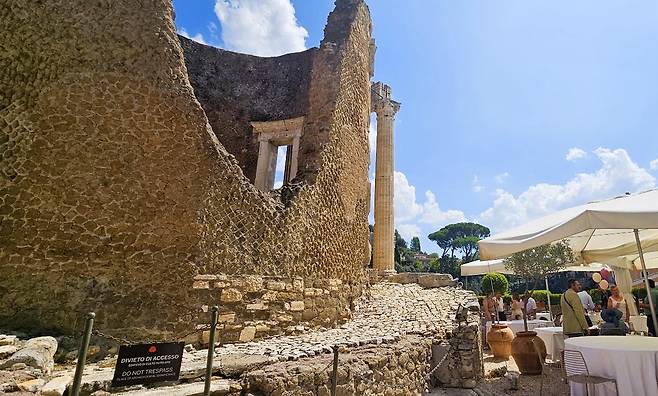 기원전 1세기 유적이 마치 레스토랑 장식처럼 느껴지는 건, 왜일까. 1720년 문을 연 레스토랑의 위용이다.
