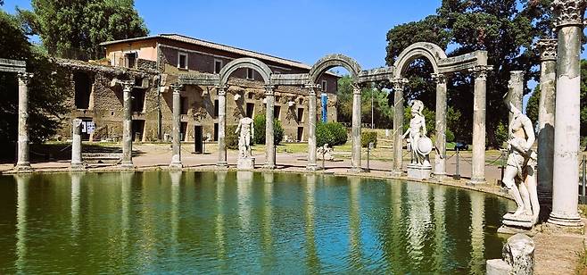 하드리아누스 황제의 건축 기술이 집대성된 '미니 도시'급의 황제별궁, 빌라 아드리아나. 고도 티볼리의 상징이다.
