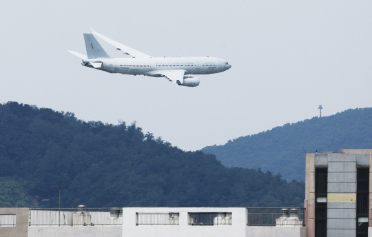 9일 오전 경기도 성남시 서울공항 인근 상공에서 다목적 공중급유 수송기 시그너스가 국군의날 예행연습을 하고 있다. 연합뉴스