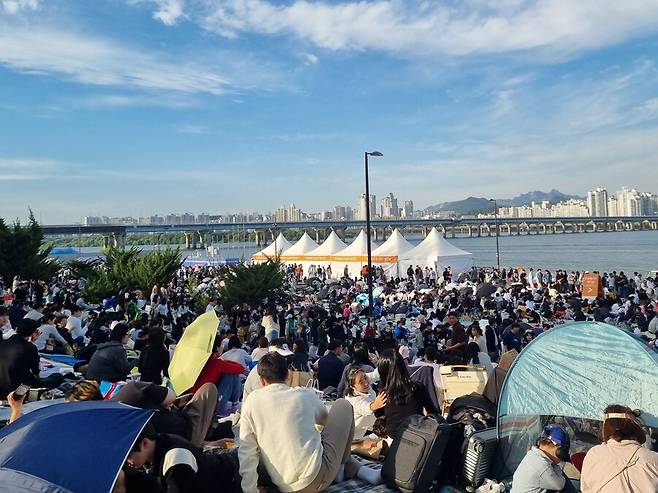 5일 ‘서울세계불꽃축제’가 열리는 서울 영등포구 여의도 한강공원에서 시민들이 돗자리를 펴고 불꽃 놀이 행사를 기다리고 있다. 고나린 기자